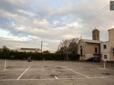 ...e dall�altra il parcheggio, l� dove si staglia la nostra Madonna del Rosario...